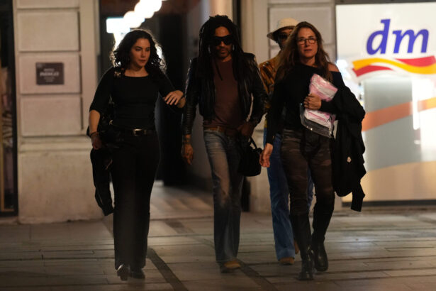 Lenny Kravitz, who will have a concert at Usce on June 17th, in downtown Belgrade after an evening spent in a restaurant Leni Kravic, koji 17. juna ima koncert na Uscu, u centru Beograd posle veceri provedene u jednom restoranu.
