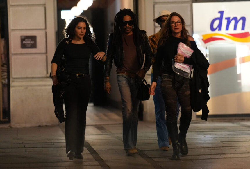 Lenny Kravitz, who will have a concert at Usce on June 17th, in downtown Belgrade after an evening spent in a restaurant Leni Kravic, koji 17. juna ima koncert na Uscu, u centru Beograd posle veceri provedene u jednom restoranu.