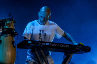 Moby, one of the most influential authors of electronic music and an artist whose concerts are today welcomed as a rare and special occasion, held a concert on a large open-air stage in the Lower Town of Kalemegdan as part of the Live 2026 tour. Moby, jedan od najuticajnijih autora elektronske muzike i umetnik ciji se koncerti danas docekuju kao retka i posebna prilika, u sklopu turneje Live 2026 odrzao je koncert na velikoj open-air sceni u prostoru Donjeg grada Kalemegdana.