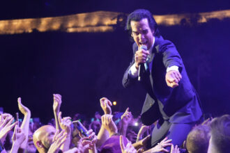 Nick Cave & The Bad Seeds, a band that has gained cult status in Serbia and whose concerts are always very popular, held a concert on a large open-air stage in the Lower Town of Kalemegdan. Nick Cave & The Bad Seeds, bend koji je u Srbiji stekao kultni status i za cije koncerte uvek vlada veliko interesovanje, odrzao je koncert na velikoj open-air sceni u prostoru Donjeg grada Kalemegdana.