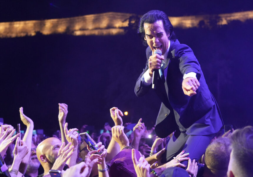 Nick Cave & The Bad Seeds, a band that has gained cult status in Serbia and whose concerts are always very popular, held a concert on a large open-air stage in the Lower Town of Kalemegdan. Nick Cave & The Bad Seeds, bend koji je u Srbiji stekao kultni status i za cije koncerte uvek vlada veliko interesovanje, odrzao je koncert na velikoj open-air sceni u prostoru Donjeg grada Kalemegdana.