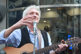 The European House in Belgrade organized a surprise concert by Darko Rundek with Ana Kovacic at the corner of Kneza Mihaila and Zmaj Jovine streets. Evropska kuca u Beogradu je organizovala koncert iznenadjenja Darka Rundeka sa Anom Kovacic na uglu ulica Kneza Mihaila i Zmaj Jovine.