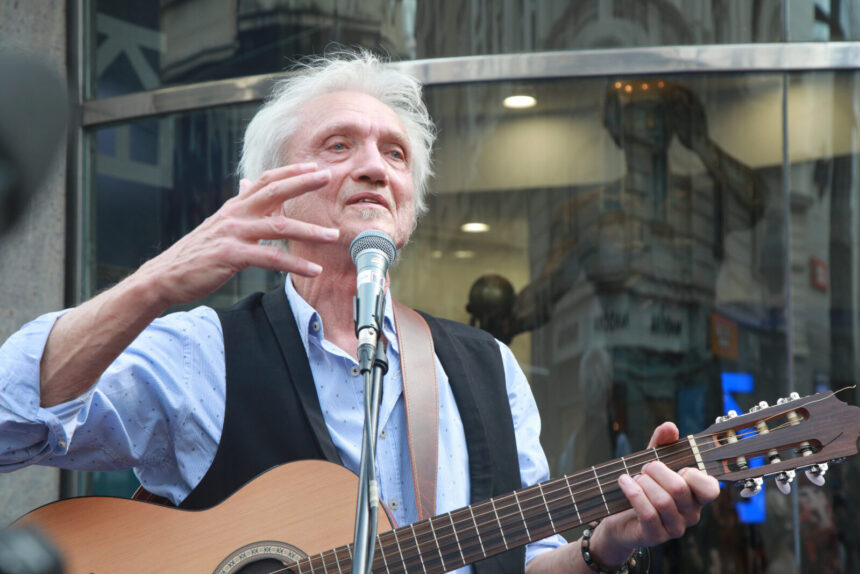 The European House in Belgrade organized a surprise concert by Darko Rundek with Ana Kovacic at the corner of Kneza Mihaila and Zmaj Jovine streets. Evropska kuca u Beogradu je organizovala koncert iznenadjenja Darka Rundeka sa Anom Kovacic na uglu ulica Kneza Mihaila i Zmaj Jovine.