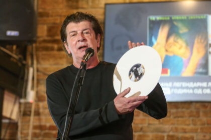 The promotion of the reissue of the LP record of the legendary album "Sa druge strane jastuka" by Bajaga i instruktori, released 40 years ago, was held at the RTS Club. Promocija reizdanja LP ploce legendarnog albuma "Sa druge strane jastuka" Bajage i instruktora objavljenog pre 40 godina odrzana je u RTS Klubu.